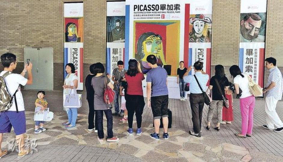 在文化博物館舉辦的畢加索展大受歡迎,昨日周末吸引不少市民入場,惟特首曾蔭權遭揭發上周末主動要求加開「特別場」,讓他一人靜靜欣賞畢加索真迹。(尹錦恩攝) 在文化博物館舉辦的畢加索展大受歡迎,昨日周末吸引不少市民入場,惟特首曾蔭權遭揭發上周末主動要求加開「特別場」,讓他一人靜靜欣賞畢加索真迹。(尹錦恩攝)