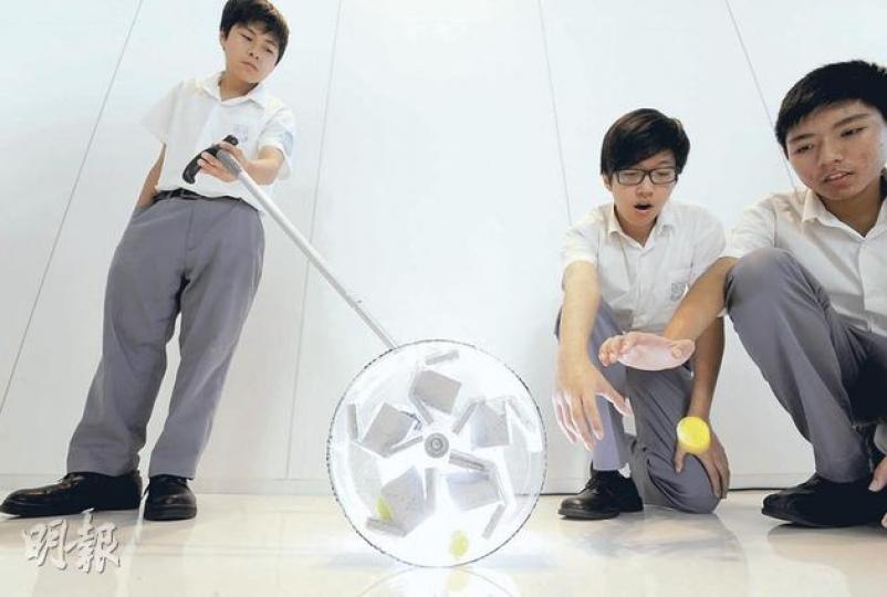天主教郭得勝中學得獎學生示範如何用「快樂執波機」收集散落各處的乒乓球。(余俊亮攝)可道中學(嗇色園主辨) 學生憑研發能延長食物保質期的「電冰箱除臭器」,奪高中發明品組冠軍。(余俊亮攝) 天主教郭得勝中學得獎學生示範如何用「快樂執波機」收集散落各處的乒乓球。(余俊亮攝)可道中學(嗇色園主辨) 學生憑研發能延長食物保質期的「電冰箱除臭器」,奪高中發明品組冠軍。(余俊亮攝)