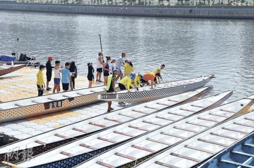 不懂游泳的智障男子在沙田城門河進行扒龍舟訓練時因翻艇遇溺,事發後記者在現場仍不時可見有人在城門河練習龍舟,大部分練習者都沒穿救生衣。(林錫禮攝)姓周的智障男子昨在城門河練習龍舟時,因龍舟翻艇遇溺,他送上病房時仍陷昏迷。(林錫禮攝) 不懂游泳的智障男子在沙田城門河進行扒龍舟訓練時因翻艇遇溺,事發後記者在現場仍不時可見有人在城門河練習龍舟,大部分練習者都沒穿救生衣。(林錫禮攝)姓周的智障男子昨在城門河練習龍舟時,因龍舟翻艇遇溺,他送上病房時仍陷昏迷。(林錫禮攝)