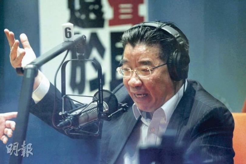 特首選舉時挺梁的劉夢熊昨接受電台訪問時多次否認「被遺棄」,稱上周到過梁振英家吃飯。他笑言不介意未分得官職,「市民認識我眼光已足夠」。(李紹昌攝) 特首選舉時挺梁的劉夢熊昨接受電台訪問時多次否認「被遺棄」,稱上周到過梁振英家吃飯。他笑言不介意未分得官職,「市民認識我眼光已足夠」。(李紹昌攝)