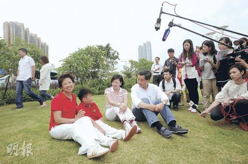 候任特首梁振英(左四)昨隨立法會議員梁美芬(左三)巡視紅磡海濱長廊,其間與一對耍太極的師徒(紅衣者)及情侶對話。梁振英全程在梁美芬安排下巡視,接觸的市民亦全與梁美芬稔熟。(余俊亮攝) 候任特首梁振英(左四)昨隨立法會議員梁美芬(左三)巡視紅磡海濱長廊,其間與一對耍太極的師徒(紅衣者)及情侶對話。梁振英全程在梁美芬安排下巡視,接觸的市民亦全與梁美芬稔熟。(余俊亮攝)