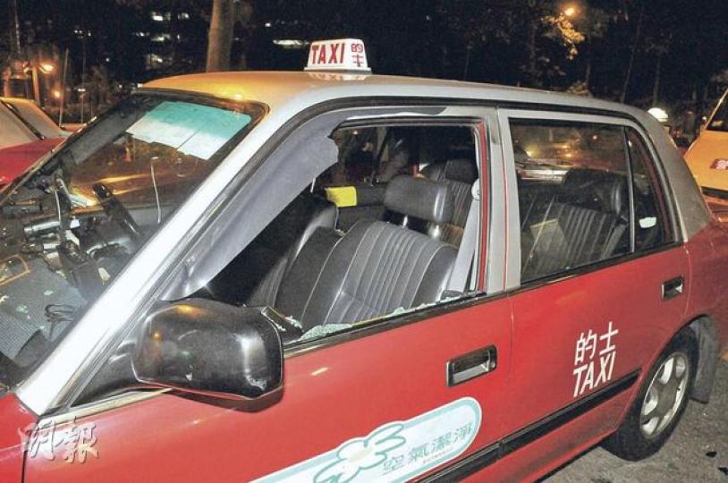 醉漢由友人扶至尖沙嘴漆咸道嘉芙中心的士站,欲登上排第4的士,遭司機拒絕。醉漢發難兩度揮拳將的士車窗擊碎,碎片更濺傷姓黃司機。(蔡方山攝) 醉漢由友人扶至尖沙嘴漆咸道嘉芙中心的士站,欲登上排第4的士,遭司機拒絕。醉漢發難兩度揮拳將的士車窗擊碎,碎片更濺傷姓黃司機。(蔡方山攝)