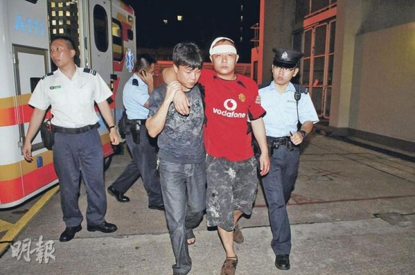 被高跟鞋扑頭的男子(紅衣者)頭破血流,送院時需由警員攙扶。(蔡方山攝) 被高跟鞋扑頭的男子(紅衣者)頭破血流,送院時需由警員攙扶。(蔡方山攝)