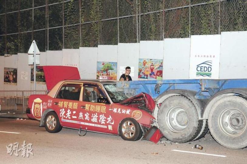 一輛的士在秀茂坪道直撞向停泊路邊的貨櫃車車尾拖架,的士車頭嚴重損毁,司機僅差呎餘便會直撞拖架。(蔡方山攝) 一輛的士在秀茂坪道直撞向停泊路邊的貨櫃車車尾拖架,的士車頭嚴重損毁,司機僅差呎餘便會直撞拖架。(蔡方山攝)