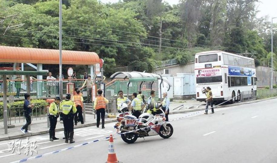屯門昨日發生巴士剷上行人路釀1死5傷嚴重車禍,事後警方封鎖現場調查及清理。(雲錦鋒攝) 肇事九巴先失控剷上行人路,撞毁車站上蓋,繼而衝前連掃9支1米高的鐵柱再衝入草叢,始告停下。(衛永康攝) 車禍中,女死者的謝姓丈夫(坐輪椅者)只受輕傷,但獲悉妻子不幸逝世後,悲慟不已,兩名兒子趕到醫院得悉事件,領回忘母遺物,眼泛淚光。(雲錦鋒攝) (明報製圖) 屯門昨日發生巴士剷上行人路釀1死5傷嚴重車禍,事後警方封鎖現場調查及清理。(雲錦鋒攝) 肇事九巴先失控剷上行人路,撞毁車站上蓋,繼而衝前連掃9支1米高的鐵柱再衝入草叢,始告停下。(衛永康攝) 車禍中,女死者的謝姓丈夫(坐輪椅者)只受輕傷,但獲悉妻子不幸逝世後,悲慟不已,兩名兒子趕到醫院得悉事件,領回忘母遺物,眼泛淚光。(雲錦鋒攝) (明報製圖)