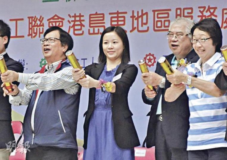 工聯會陳婉嫻(右一)表明個人支持立法會彈劾特首曾蔭權,工聯會榮譽會長鄭耀棠(左一)則沒有正面評論。右二為民建聯議員黃定光。(梁家欣攝) 工聯會陳婉嫻(右一)表明個人支持立法會彈劾特首曾蔭權,工聯會榮譽會長鄭耀棠(左一)則沒有正面評論。右二為民建聯議員黃定光。(梁家欣攝)