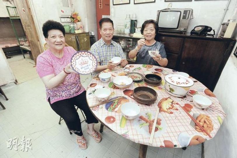 一眾蘇屋邨老街坊包括76歲容麗娜(左)、78歲黃志清(中)及72歲湯淑英(右)均表示,當年蘇屋邨人情味濃,鄰舍和睦,即使將面臨全面清拆,3人仍希望未來能重訪蘇屋邨,擔當導賞團導遊介紹邨內昔日特色。圖為3人在模擬家居內。(尹錦恩攝) 救世軍蘇屋邨社區服務隊近年陸續收集老居民搬遷後留下的家居用品,並與房委會合作,於一個空置單位將物品重新佈置成為上世紀六七十年代的家居生活環境,並放置舊式碌架牀等家俬。(尹錦恩攝) 另一個能夠顯現上世紀公屋居民生活模式的是廚房,當年居民均使用火水爐、砂煲及舊式電飯煲煮食 一眾蘇屋邨老街坊包括76歲容麗娜(左)、78歲黃志清(中)及72歲湯淑英(右)均表示,當年蘇屋邨人情味濃,鄰舍和睦,即使將面臨全面清拆,3人仍希望未來能重訪蘇屋邨,擔當導賞團導遊介紹邨內昔日特色。圖為3人在模擬家居內。(尹錦恩攝) 救世軍蘇屋邨社區服務隊近年陸續收集老居民搬遷後留下的家居用品,並與房委會合作,於一個空置單位將物品重新佈置成為上世紀六七十年代的家居生活環境,並放置舊式碌架牀等家俬。(尹錦恩攝) 另一個能夠顯現上世紀公屋居民生活模式的是廚房,當年居民均使用火水爐、砂煲及舊式電飯煲煮食