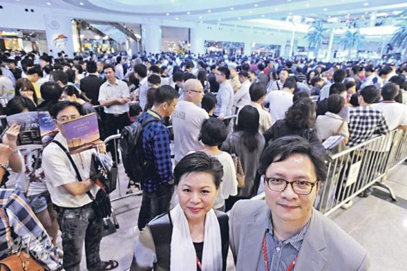 溱岸8號過去兩日吸引約1.6萬人參觀示範單位,新世界的黃浩賢(右)透露,今明兩天或會再加推單位。旁為鄭靜如。(尹錦恩攝) 溱岸8號過去兩日吸引約1.6萬人參觀示範單位,新世界的黃浩賢(右)透露,今明兩天或會再加推單位。旁為鄭靜如。(尹錦恩攝)
