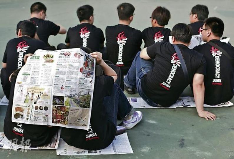 30多名原本互不相識、乘坐同一班飛機來港的內地自由行旅客,穿上同一款式的「平反六四」上衣,昨日下午到達維園,打算出席六四燭光晚會,但他們都不願上鏡。(林振東攝) 在外資企業工作的Mattie(化名)昨首次來港參加燭光晚會,她不願上鏡,表明擔憂內地政府的反應。(林振東攝) 30多名原本互不相識、乘坐同一班飛機來港的內地自由行旅客,穿上同一款式的「平反六四」上衣,昨日下午到達維園,打算出席六四燭光晚會,但他們都不願上鏡。(林振東攝) 在外資企業工作的Mattie(化名)昨首次來港參加燭光晚會,她不願上鏡,表明擔憂內地政府的反應。(林振東攝)