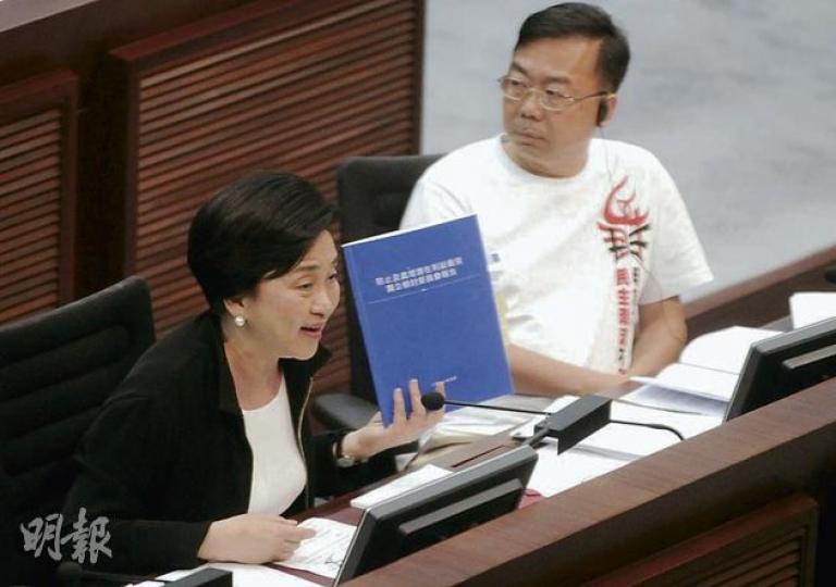 民主黨表明於本周五的立法會內委會上提出不信任特首曾蔭權的動議,民主黨副主席劉慧卿(左)昨在政制事務委員會上批評曾蔭權混帳,要求盡快修改防賄條例,令特首受到監管。右為民主黨張文光。(何家達攝) 特首辦主任梁卓偉(右)昨日出席立法會政制事務委員會時表示,特首曾蔭權早前已表示歉意,相信曾蔭權在月中的答問大會會再回應。左為政制及內地事務局長譚志源。(何家達攝) 民主黨表明於本周五的立法會內委會上提出不信任特首曾蔭權的動議,民主黨副主席劉慧卿(左)昨在政制事務委員會上批評曾蔭權混帳,要求盡快修改防賄條例,令特首受到監管。右為民主黨張文光。(何家達攝) 特首辦主任梁卓偉(右)昨日出席立法會政制事務委員會時表示,特首曾蔭權早前已表示歉意,相信曾蔭權在月中的答問大會會再回應。左為政制及內地事務局長譚志源。(何家達攝)