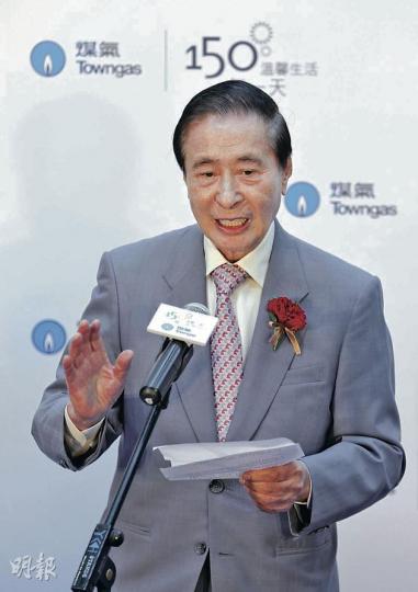 「四叔」李兆基昨日出席煤氣150周年慶典時,再次呼籲大家買股,認為買地產股比買樓有更高回報。(林振東攝) 「四叔」李兆基昨日出席煤氣150周年慶典時,再次呼籲大家買股,認為買地產股比買樓有更高回報。(林振東攝)