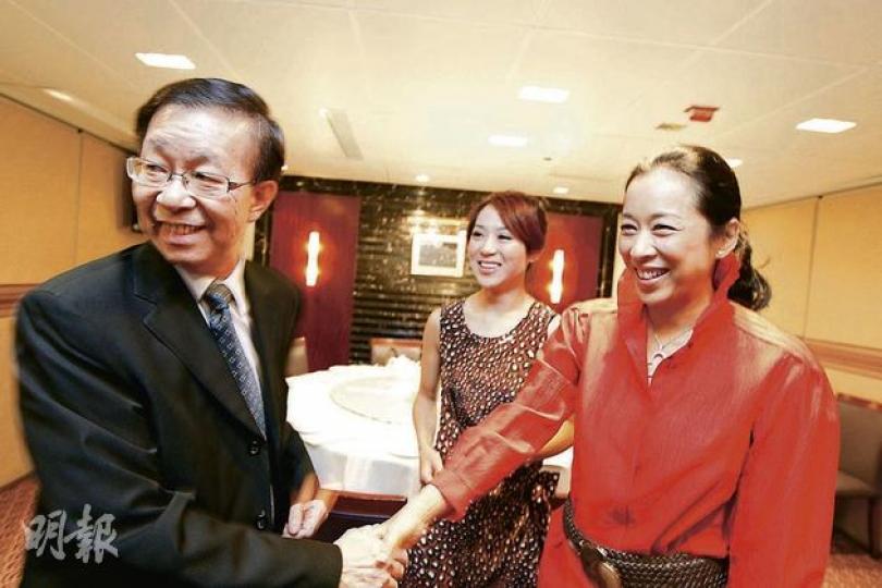 慧姸雅集以新模式資助學生交流,項目籌備委員會主席朱玲玲(右)希望把主導權交回學生手上,左為無綫外事部副總監曾醒明。(李紹昌攝) 慧姸雅集以新模式資助學生交流,項目籌備委員會主席朱玲玲(右)希望把主導權交回學生手上,左為無綫外事部副總監曾醒明。(李紹昌攝)