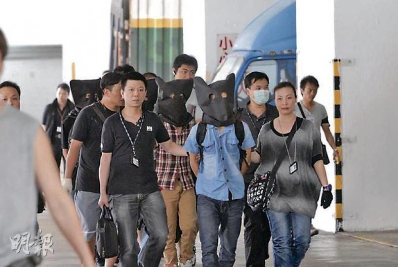 警方破獲由黑幫經營的4仔色情光碟工場,在葵涌昌榮路同珍工廈拘捕6名雙程證黑工。(鍾炳然攝) 該由黑幫經營的色情光碟工場僱用雙程證男子當黑工,並強制他們留宿上址燒製色情光碟。(鍾炳然攝) 警方破獲由黑幫經營的4仔色情光碟工場,在葵涌昌榮路同珍工廈拘捕6名雙程證黑工。(鍾炳然攝) 該由黑幫經營的色情光碟工場僱用雙程證男子當黑工,並強制他們留宿上址燒製色情光碟。(鍾炳然攝)
