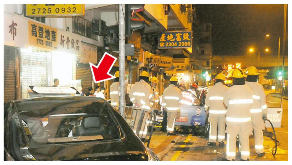 車禍後,的士僅差少許便撞入營業中的糖水舖(箭嘴示),門外食客嚇至雞飛狗走。(蔡方山攝) 跑車與的士相撞後,掃跌交通燈柱、路牌及鐵欄始停下,車頭嚴重損毁。(蔡方山攝) 車禍後,的士僅差少許便撞入營業中的糖水舖(箭嘴示),門外食客嚇至雞飛狗走。(蔡方山攝) 跑車與的士相撞後,掃跌交通燈柱、路牌及鐵欄始停下,車頭嚴重損毁。(蔡方山攝)