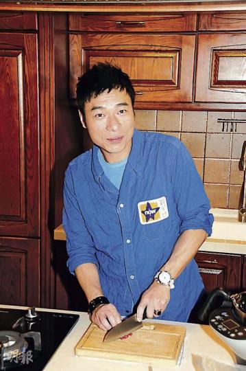 安仔自爆曾為Sammi下廚煮牛扒,但結果失敗收場,牛扒給了愛犬做晚餐。(攝影﹕梁迺楠) 安仔自爆曾為Sammi下廚煮牛扒,但結果失敗收場,牛扒給了愛犬做晚餐。(攝影﹕梁迺楠)
