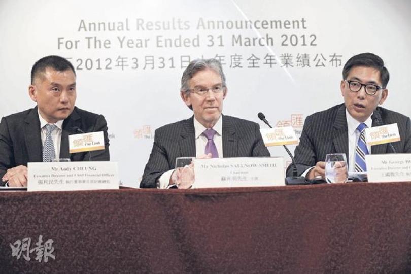 領匯公布全年業績，預告繼續加租，左起為執董兼首席財務官張利民、主席蘇兆明，以及執董兼行政總裁王國龍。（何家達攝）