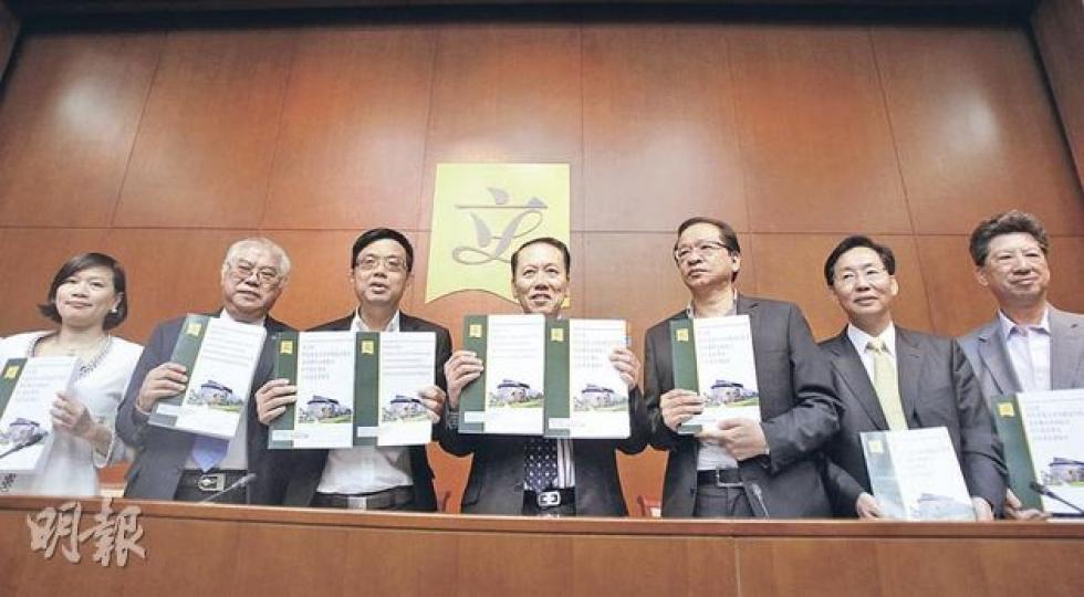 立法會雷曼小組主席何鍾泰（中）連同大部分委員見記者，發表雷曼調查報告，譴責金管局前任總裁任志剛。（林振東攝）