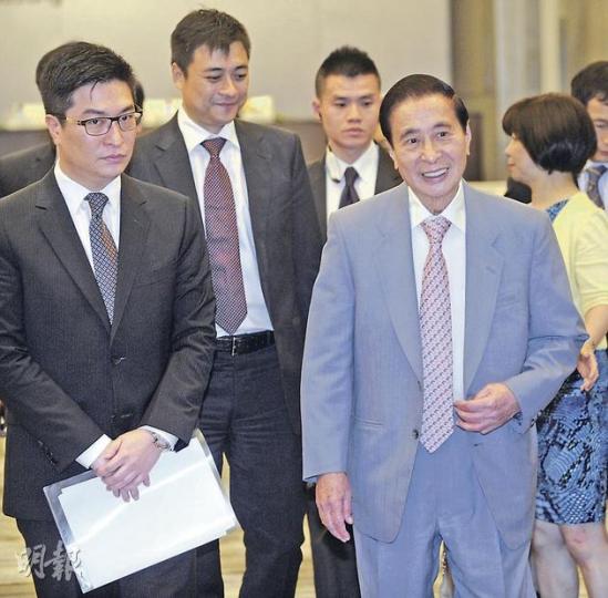 四叔李兆基早前高調開腔指買股好過買樓,但現時卻重推天匯貨尾。(余俊亮攝) 四叔李兆基早前高調開腔指買股好過買樓,但現時卻重推天匯貨尾。(余俊亮攝)