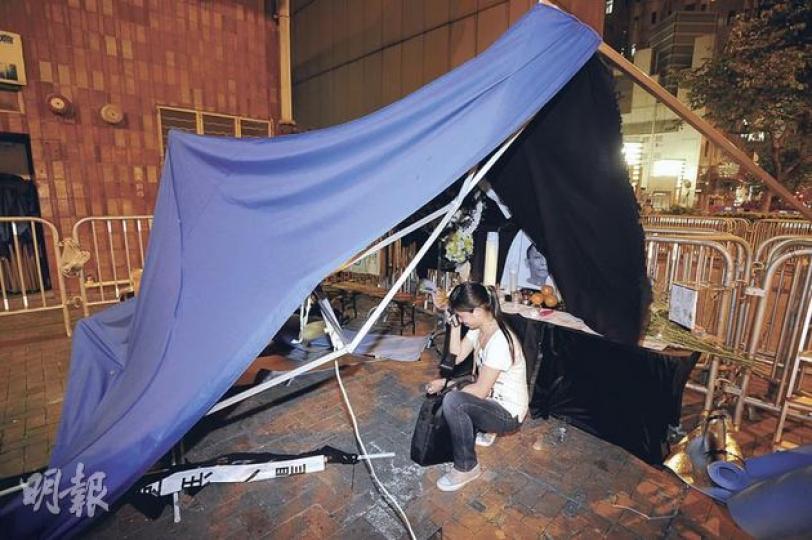 社民連在中聯辦外為李旺陽設立的靈堂遭人搗毁,警員到場拍照蒐證。(何家達攝) 社民連在中聯辦外為李旺陽設立的靈堂遭人搗毁,警員到場拍照蒐證。(何家達攝)