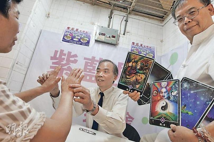 提供術數及塔羅牌占卜的黃焯庭(中)及劉寶來(右),上月起以1元租下翠林街市一個原本市值近4000元、約70呎的舖位。黃表示,租務成本降低後,服務價錢亦能相應下調。(李紹昌攝) 提供術數及塔羅牌占卜的黃焯庭(中)及劉寶來(右),上月起以1元租下翠林街市一個原本市值近4000元、約70呎的舖位。黃表示,租務成本降低後,服務價錢亦能相應下調。(李紹昌攝)