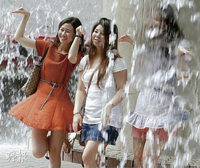 天文台昨發出今年首個酷熱天氣警告,在氣溫高逾30℃下,不少市民外出時均穿著淺色短衫短褲,亦有市民趁機到香港公園嬉水。(李紹昌攝) 天文台昨發出今年首個酷熱天氣警告,在氣溫高逾30℃下,不少市民外出時均穿著淺色短衫短褲,亦有市民趁機到香港公園嬉水。(李紹昌攝)