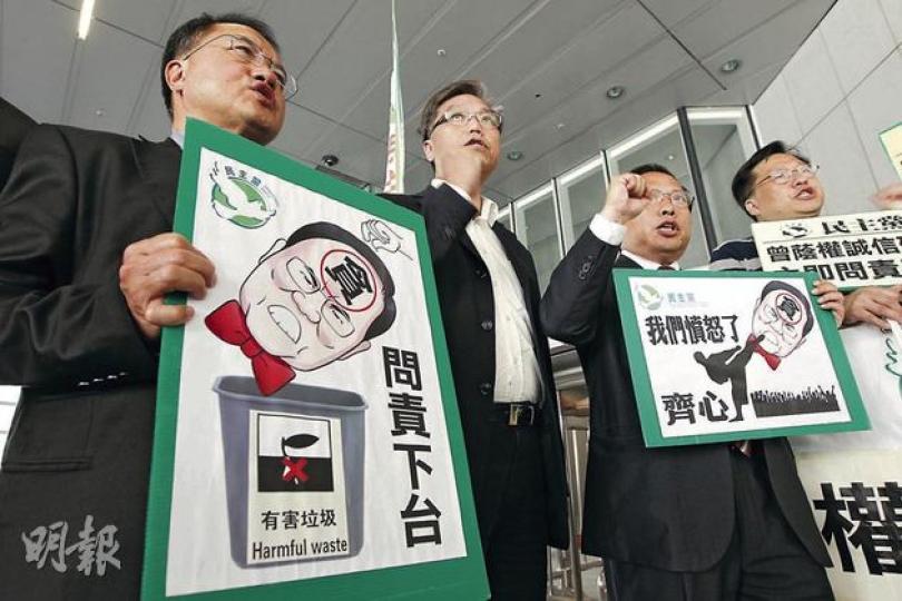 民主黨李永達(左起)、黃成智、何俊仁等要求特首曾蔭權問責下台。(李紹昌攝)立法會內會昨以18票贊成、23票反對,否決處理由民主黨提出要求特首曾蔭權引咎辭職及退還外訪額外開支予庫房的動議。(劉焌陶攝) 民主黨李永達(左起)、黃成智、何俊仁等要求特首曾蔭權問責下台。(李紹昌攝)立法會內會昨以18票贊成、23票反對,否決處理由民主黨提出要求特首曾蔭權引咎辭職及退還外訪額外開支予庫房的動議。(劉焌陶攝)