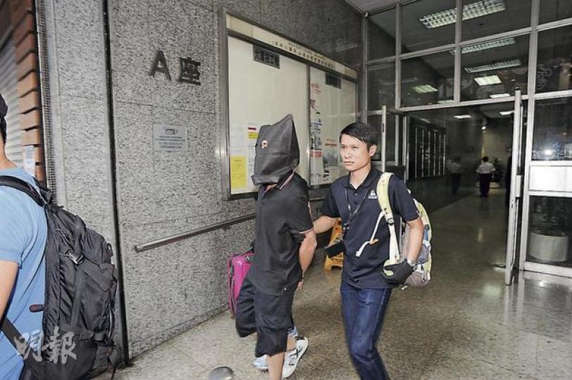 警方拘捕涉嫌製毒的18歲疑犯,用黑布蒙頭及戴上手銬將他押返警署扣查。(樊銳昌攝) 警方拘捕涉嫌製毒的18歲疑犯,用黑布蒙頭及戴上手銬將他押返警署扣查。(樊銳昌攝)