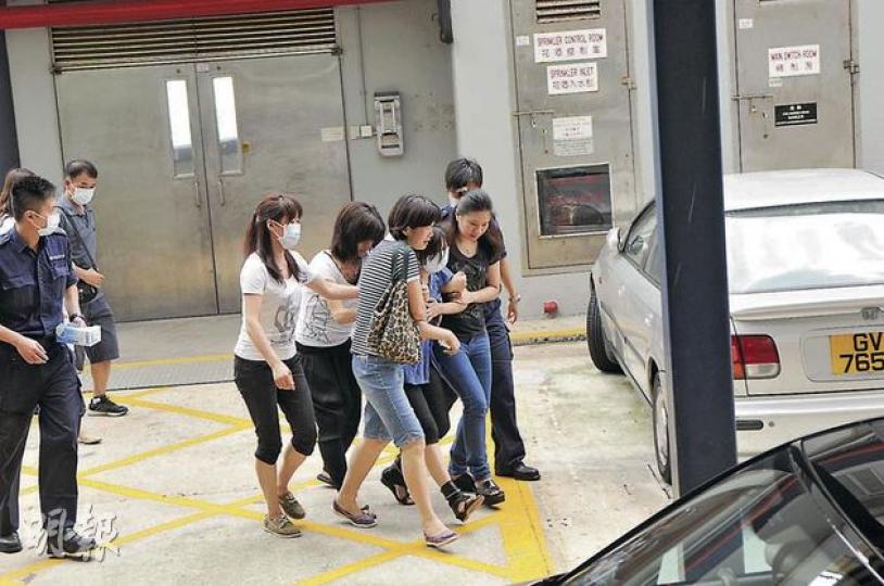 經連日搜索,警方終在距少年失蹤地點3公里外的海面,尋回遇溺少年盧家聰的遺體,其母認屍後悲慟不已,幾乎哭倒在地,需由多名親友扶着離去。(林錫禮攝)遇溺失蹤少年的屍體昨由水警輪運回西灣河水警基地,用小帳篷蓋住等候舁送殮房。(林錫禮攝) 經連日搜索,警方終在距少年失蹤地點3公里外的海面,尋回遇溺少年盧家聰的遺體,其母認屍後悲慟不已,幾乎哭倒在地,需由多名親友扶着離去。(林錫禮攝)遇溺失蹤少年的屍體昨由水警輪運回西灣河水警基地,用小帳篷蓋住等候舁送殮房。(林錫禮攝)