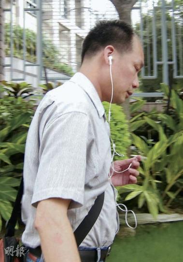 被告何樹鴻昨離開法院時發現傳媒拍照,一度推撞在場記者。(林綺琪攝) 被告何樹鴻昨離開法院時發現傳媒拍照,一度推撞在場記者。(林綺琪攝)
