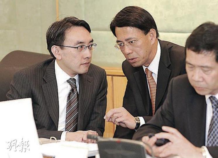 監警會主席翟紹唐(左)表示,去年國務院副總理李克強訪港時發生「不愉快事件」,望警方汲取教訓,望今年七一不再發生類似情况。右二為警務處監管處長鄧厚江(余俊亮攝) 監警會主席翟紹唐(左)表示,去年國務院副總理李克強訪港時發生「不愉快事件」,望警方汲取教訓,望今年七一不再發生類似情况。右二為警務處監管處長鄧厚江(余俊亮攝)