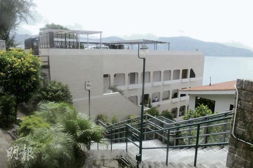 立法會議員林健鋒名下的赤柱大潭道豪宅,遭賊人入屋爆竊,但賊人大肆搜掠後離奇地沒有劫走財物。 (蔡方山攝) 立法會議員林健鋒名下的赤柱大潭道豪宅,遭賊人入屋爆竊,但賊人大肆搜掠後離奇地沒有劫走財物。 (蔡方山攝)