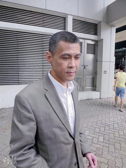 瑞興百貨後人古運鴻透過代表大律師,向雙親、事主及事主子女深表歉意。其雙親現已搬到舊居對面的樓宇居住。(何偉畧攝) 瑞興百貨後人古運鴻透過代表大律師,向雙親、事主及事主子女深表歉意。其雙親現已搬到舊居對面的樓宇居住。(何偉畧攝)