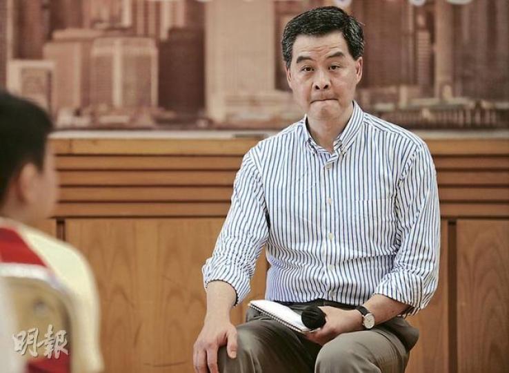候任特首梁振英昨出席柴灣區街坊福利會活動,被問及對李旺陽離奇死亡事件時,他11次表明不會公開評論。(余俊亮攝) 人大常委范徐麗泰昨日出席公開活動,由工作人員護送離開,未有回答記者提問。(李紹昌攝) 候任特首梁振英昨出席柴灣區街坊福利會活動,被問及對李旺陽離奇死亡事件時,他11次表明不會公開評論。(余俊亮攝) 人大常委范徐麗泰昨日出席公開活動,由工作人員護送離開,未有回答記者提問。(李紹昌攝)