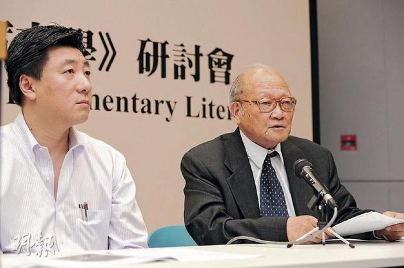 昨日參加文學研討會的姚監復(右)表示,平反六四可能要100年。圖左為趙紫陽前政治秘書鮑彤的兒子鮑樸。(葉思雅攝) 昨日參加文學研討會的姚監復(右)表示,平反六四可能要100年。圖左為趙紫陽前政治秘書鮑彤的兒子鮑樸。(葉思雅攝)