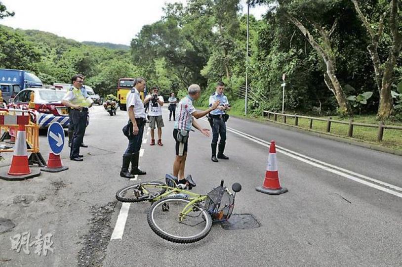 與死者一起騎單車出遊的朋友區先生,在現場向警員講述其友人在西貢踏單車橫過西沙路時突昏迷跌倒,昏倒前曾稱心絞痛。圖中為死者出事時所踏的單車。(黃雄攝) 與死者一起騎單車出遊的朋友區先生,在現場向警員講述其友人在西貢踏單車橫過西沙路時突昏迷跌倒,昏倒前曾稱心絞痛。圖中為死者出事時所踏的單車。(黃雄攝)