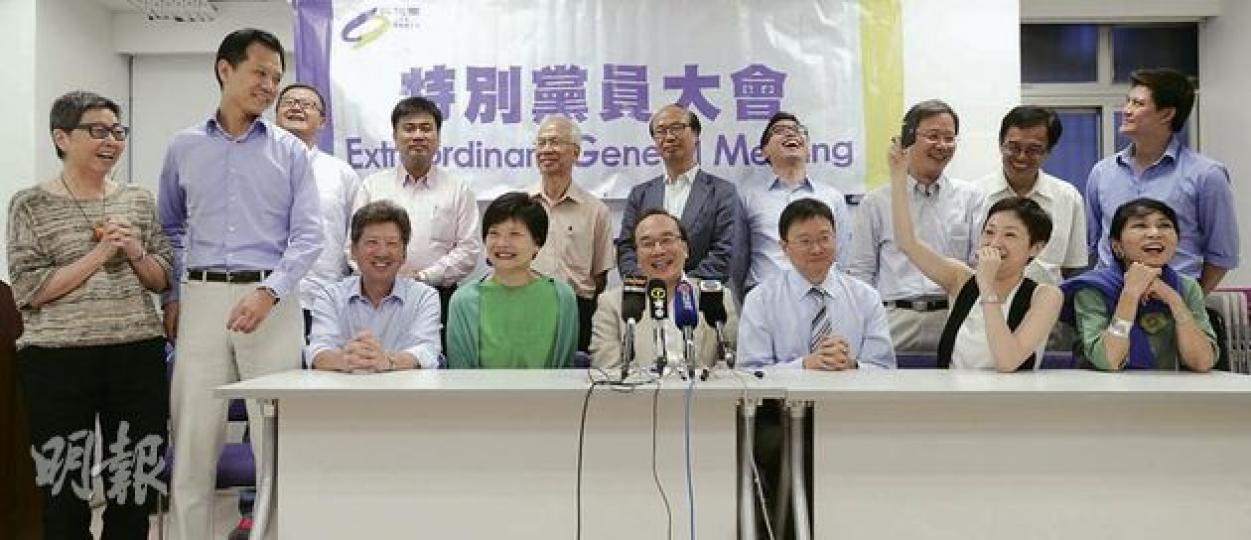 公民黨昨公布9月立法會選舉的擬參選名單,前黨魁余若薇(前排右五)昨宣布擬轉戰新界西,伙拍前醫學界議員郭家麒(後排右三)出選。黨中的年輕大律師郭榮鏗(左二)則會接替自1995年起擔任議員的吳靄儀(左一),爭取法律界功能組別席位。(余俊亮攝) (明報製圖) 公民黨昨公布9月立法會選舉的擬參選名單,前黨魁余若薇(前排右五)昨宣布擬轉戰新界西,伙拍前醫學界議員郭家麒(後排右三)出選。黨中的年輕大律師郭榮鏗(左二)則會接替自1995年起擔任議員的吳靄儀(左一),爭取法律界功能組別席位。(余俊亮攝) (明報製圖)