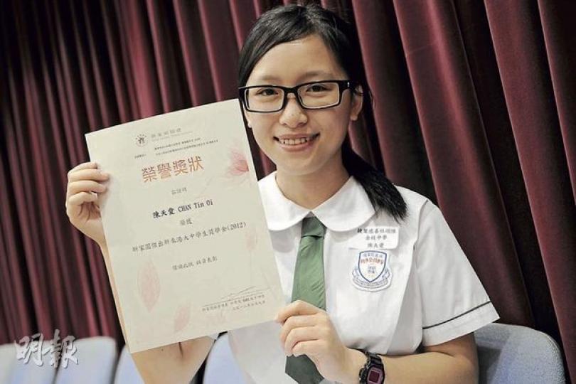 來港5年的中六生陳天愛,自言初來港時無法適應本港的教育及居住環境,感到極為壓迫,幸得到班主任協助融入學校生活,努力讀書改善語文水平,今年不但完成文憑試有望升讀大學,昨日更獲頒「新家園傑出新來港大中學生獎學金」。(何家達攝) 來港5年的中六生陳天愛,自言初來港時無法適應本港的教育及居住環境,感到極為壓迫,幸得到班主任協助融入學校生活,努力讀書改善語文水平,今年不但完成文憑試有望升讀大學,昨日更獲頒「新家園傑出新來港大中學生獎學金」。(何家達攝)