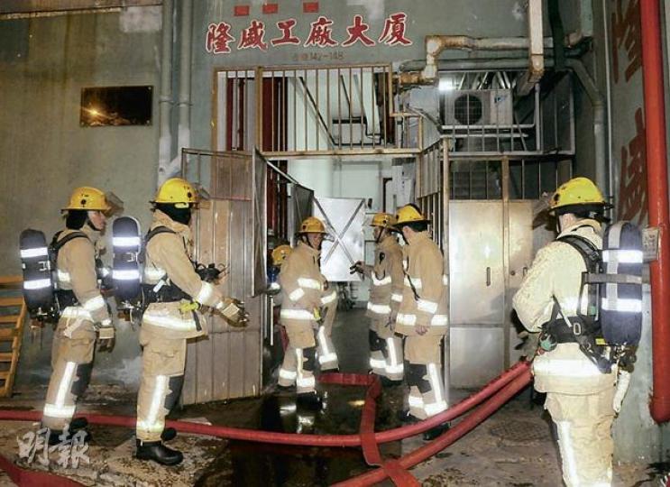 德士古道隆盛工廠大廈21樓發生火警,火舌一度冒出窗外,消防趕至後迅即把火救熄。(蔡方山攝) 德士古道隆盛工廠大廈21樓發生火警,火舌一度冒出窗外,消防趕至後迅即把火救熄。(蔡方山攝)