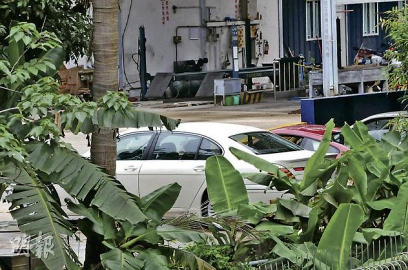九龍的懷疑醉駕車禍涉及一輛白色寶馬房車,價值78萬元。(林錫禮攝) 九龍的懷疑醉駕車禍涉及一輛白色寶馬房車,價值78萬元。(林錫禮攝)