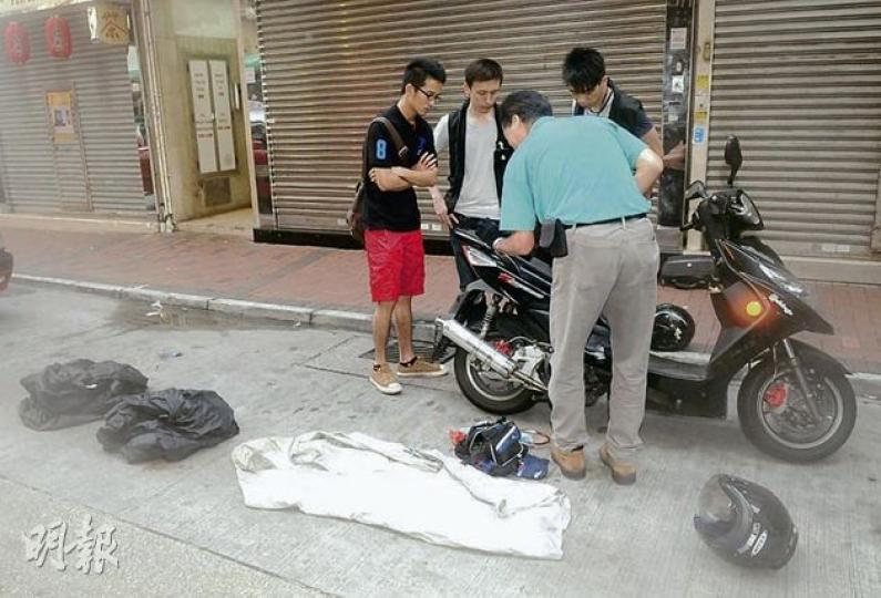 警方在偉晴街22號「綿羊仔」盜竊案現場調查,圖中紅褲者(左)為綿羊仔電單車車主,其電單車一度被偷走,昨終於物歸原主。(蔡方山攝) 偉晴街的電單車竊案中,警員發現該電單車的車牌號碼與行車證資料不同,揭發盜竊案並拘捕疑犯。(蔡方山攝) 警方在偉晴街22號「綿羊仔」盜竊案現場調查,圖中紅褲者(左)為綿羊仔電單車車主,其電單車一度被偷走,昨終於物歸原主。(蔡方山攝) 偉晴街的電單車竊案中,警員發現該電單車的車牌號碼與行車證資料不同,揭發盜竊案並拘捕疑犯。(蔡方山攝)