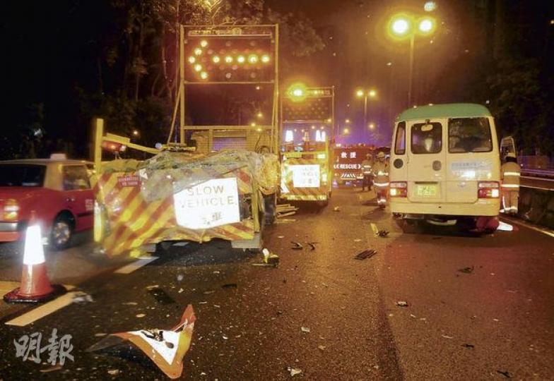 通宵專線小巴在沙田路向大埔方向失事撞向「箭嘴車」及石壆,司機及13名乘客受傷。(蔡方山攝) 通宵專線小巴在沙田路向大埔方向失事撞向「箭嘴車」及石壆,司機及13名乘客受傷。(蔡方山攝)