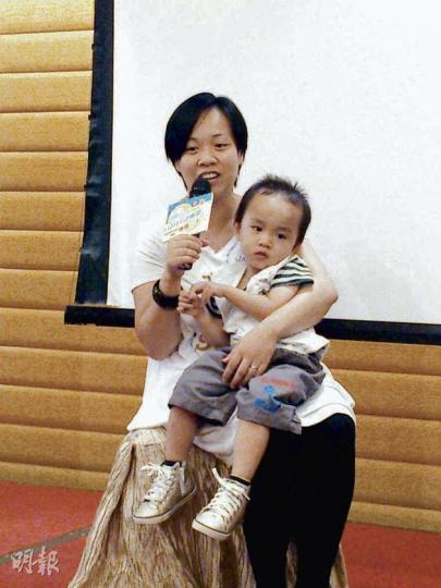 家長王太為兒子報讀多達11間幼稚園,並月花2000元安排學前教育班,希望有助兒子入讀心儀幼稚園。(袁正熹攝) (明報製圖) 家長王太為兒子報讀多達11間幼稚園,並月花2000元安排學前教育班,希望有助兒子入讀心儀幼稚園。(袁正熹攝) (明報製圖)
