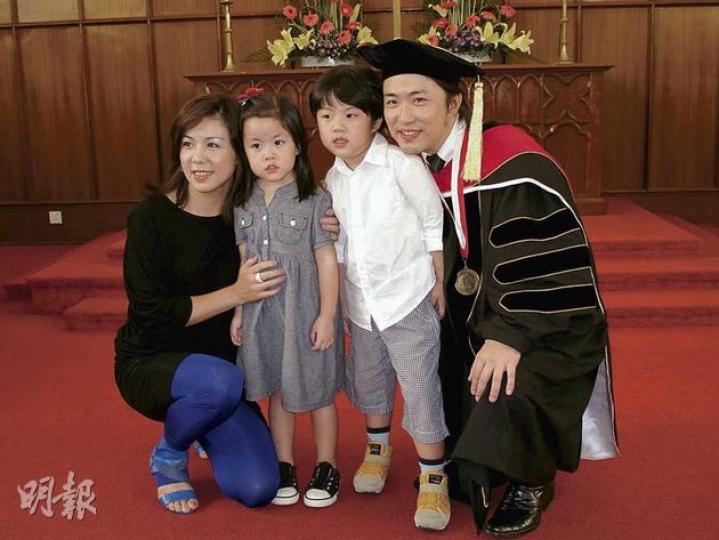 張崇德行畢業禮,太太劉美娟及一對子女齊來見證。(攝影/記者﹕葉靜文) 張崇德行畢業禮,太太劉美娟及一對子女齊來見證。(攝影/記者﹕葉靜文)