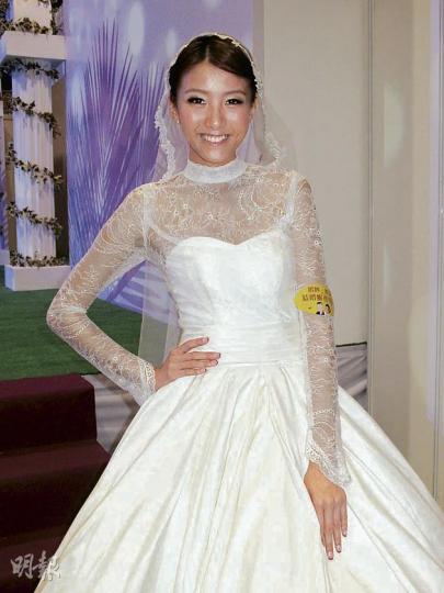穿上婚紗行天橋的陳嘉桓,表示有結婚的衝動。(攝影/記者﹕孫慧莊) 穿上婚紗行天橋的陳嘉桓,表示有結婚的衝動。(攝影/記者﹕孫慧莊)