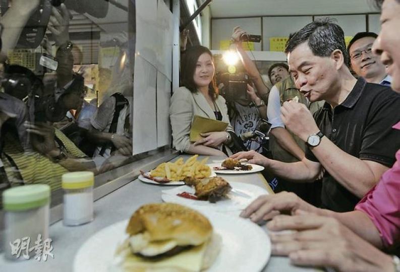 候任特首梁振英(右)昨身穿黑衣落區,被問是否與悼念李旺陽有關時,他沒回應。圖為梁振英在何文田一間快餐店用膳。(余俊亮攝) 候任特首梁振英(右)昨身穿黑衣落區,被問是否與悼念李旺陽有關時,他沒回應。圖為梁振英在何文田一間快餐店用膳。(余俊亮攝)
