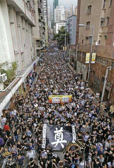 逾30個團體昨日發起遊行,悼念內地民運人士李旺陽離奇死亡,要求尋真相,主辦單位稱有2.5萬人遊行,由於警方不肯開路,遊行隊伍一度擠在西邊街未能前進,隊伍長至西區警署附近。(林振東攝)示威者昨大部分穿上黑衣,悼念民運工人領袖李旺陽離奇死亡,又舉起大會場刊,高叫「六月飛霜,千古奇冤,還李旺陽死因真相」等口號。(李澤彤攝)警方在中聯辦外築起至少四重人牆,最終亦不敵示威者,防線被衝破,遊行人士繼續走到中聯辦對出的干諾道西。(林振東攝)示威常客古思堯(左一)在中聯辦門外手持焚燒中的自製國旗。根據法例焚燒國 逾30個團體昨日發起遊行,悼念內地民運人士李旺陽離奇死亡,要求尋真相,主辦單位稱有2.5萬人遊行,由於警方不肯開路,遊行隊伍一度擠在西邊街未能前進,隊伍長至西區警署附近。(林振東攝)示威者昨大部分穿上黑衣,悼念民運工人領袖李旺陽離奇死亡,又舉起大會場刊,高叫「六月飛霜,千古奇冤,還李旺陽死因真相」等口號。(李澤彤攝)警方在中聯辦外築起至少四重人牆,最終亦不敵示威者,防線被衝破,遊行人士繼續走到中聯辦對出的干諾道西。(林振東攝)示威常客古思堯(左一)在中聯辦門外手持焚燒中的自製國旗。根據法例焚燒國