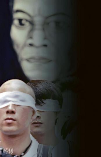 參與遊行的民間團體「藝術公民」,發起「我們都是李旺陽」行動,數十人白布蒙眼,以每兩步一停的方式「苦行」。他們遊行時朗讀80多首由網上徵集、為李旺陽而作的哀悼詩詞,並高舉寫上詩詞節錄的白布條。(林振東攝) 參與遊行的民間團體「藝術公民」,發起「我們都是李旺陽」行動,數十人白布蒙眼,以每兩步一停的方式「苦行」。他們遊行時朗讀80多首由網上徵集、為李旺陽而作的哀悼詩詞,並高舉寫上詩詞節錄的白布條。(林振東攝)