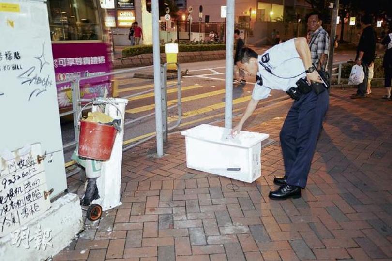 警員將現場磨刀小販遺下的1呎長尖刀檢走作證物。(樊銳昌攝)一度拿尖刀指嚇食環署人員的磨刀小販(右),涉嫌刑事恐嚇,被拘捕帶署。(樊銳昌攝) 警員將現場磨刀小販遺下的1呎長尖刀檢走作證物。(樊銳昌攝)一度拿尖刀指嚇食環署人員的磨刀小販(右),涉嫌刑事恐嚇,被拘捕帶署。(樊銳昌攝)