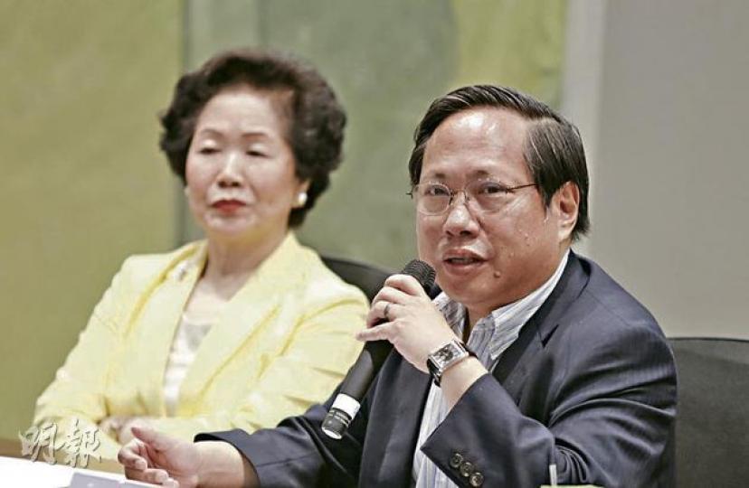 前政務司長陳方安生(左)出席民主黨就擴大問責制舉行的論壇時批評,問責制推行10年「徹底失敗」、「先天不足、後天失調」。右為民主黨主席何俊仁。(李澤彤攝)候任特首梁振英撰文重申,改組是「要解決香港社會發展和經濟發展停滯不前的現狀」。(余俊亮攝) 前政務司長陳方安生(左)出席民主黨就擴大問責制舉行的論壇時批評,問責制推行10年「徹底失敗」、「先天不足、後天失調」。右為民主黨主席何俊仁。(李澤彤攝)候任特首梁振英撰文重申,改組是「要解決香港社會發展和經濟發展停滯不前的現狀」。(余俊亮攝)