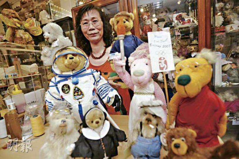 泰迪熊藝術家陳清儀自1997年以來,縫製無數具代表性的泰迪熊,如達賴喇嘛熊、希臘女祭師熊、太空人熊等,每次她都做足資料蒐集。(何家達攝) 泰迪熊藝術家陳清儀自1997年以來,縫製無數具代表性的泰迪熊,如達賴喇嘛熊、希臘女祭師熊、太空人熊等,每次她都做足資料蒐集。(何家達攝)